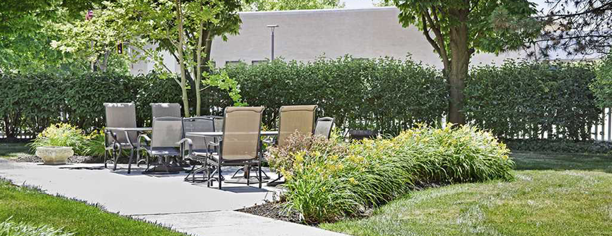 Feel like you’re on your own back porch in our courtyard at Bickford of Bexley