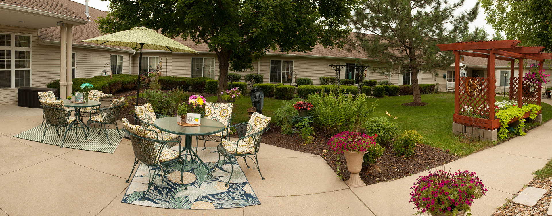 Feel like you’re on your own back porch in our courtyard at Bickford of Cedar Falls