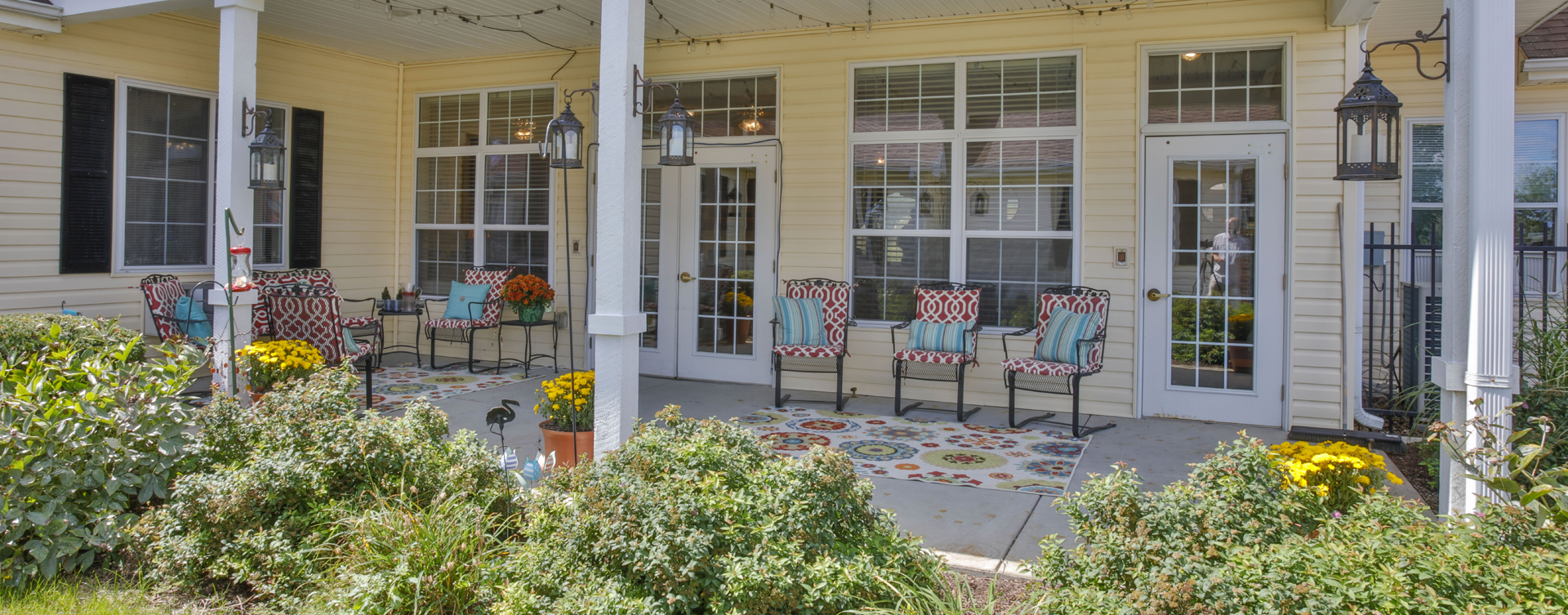Feel like you’re on your own back porch in our courtyard at Bickford of Champaign