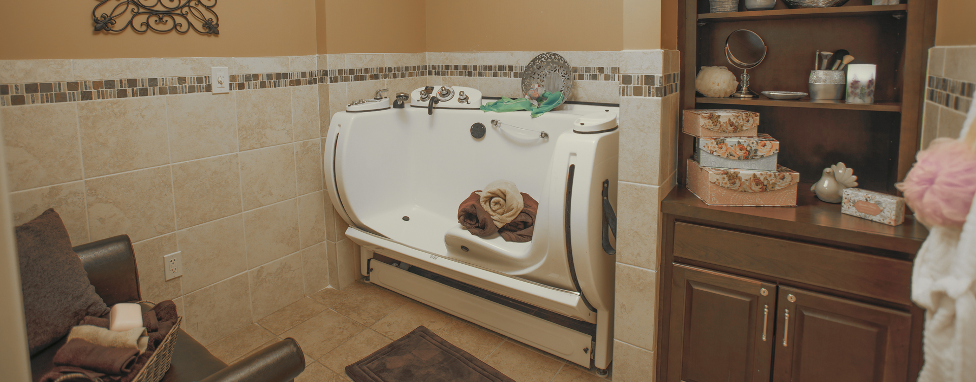 Our whirlpool bathtub creates a spa-like environment tailored to enhance your relaxation and enjoyment at Bickford of Carmel