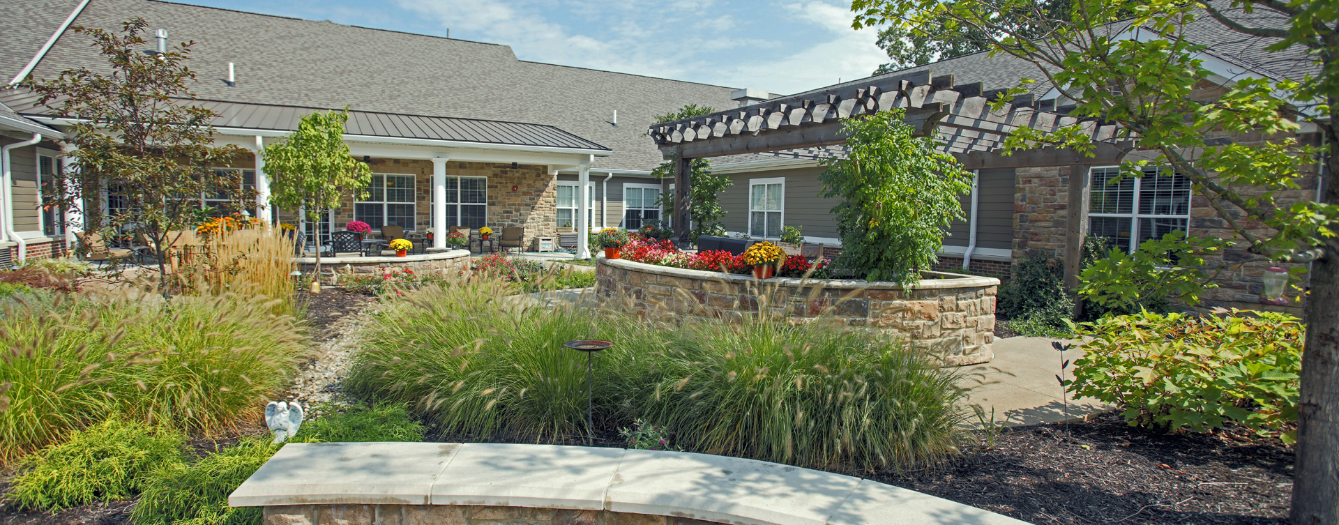 Feel like you’re on your own back porch in our courtyard at Bickford of Carmel