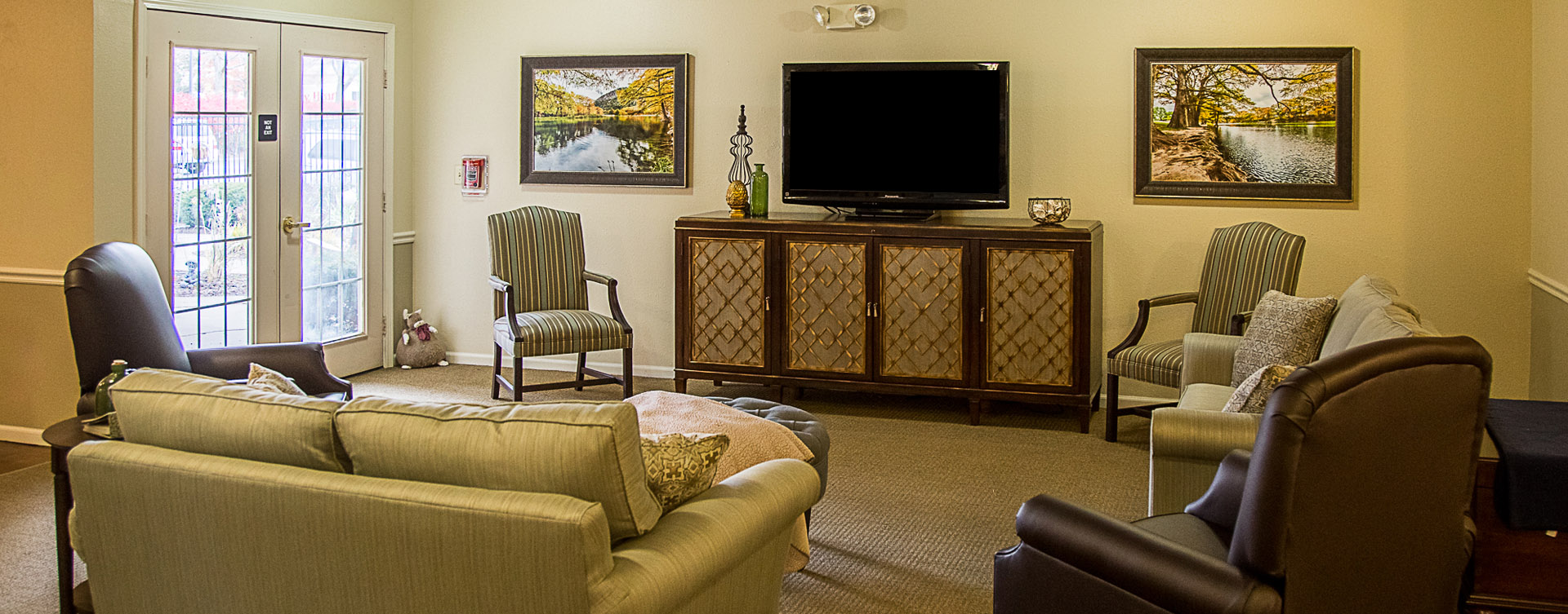 Residents can enjoy furniture covered in cozy fabrics in the Mary B’s living room at Bickford of Davenport