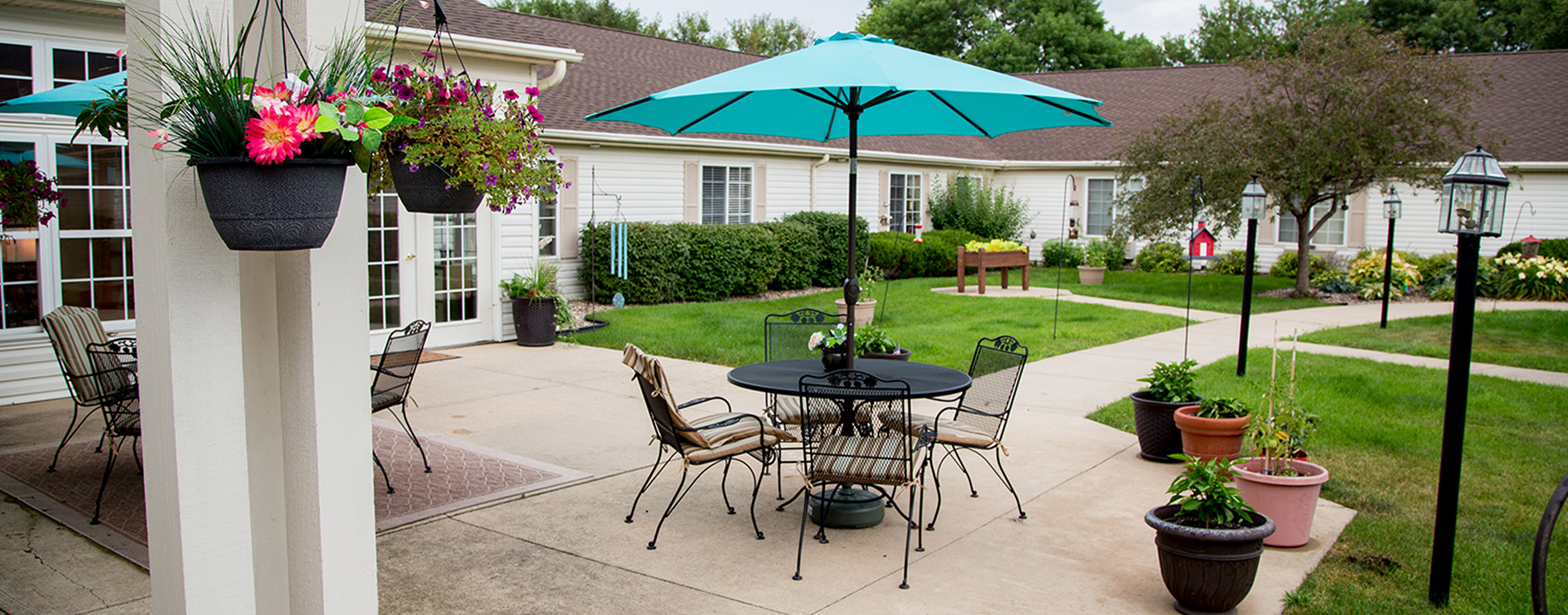 Feel like you’re on your own back porch in our courtyard at Bickford of Fort Dodge