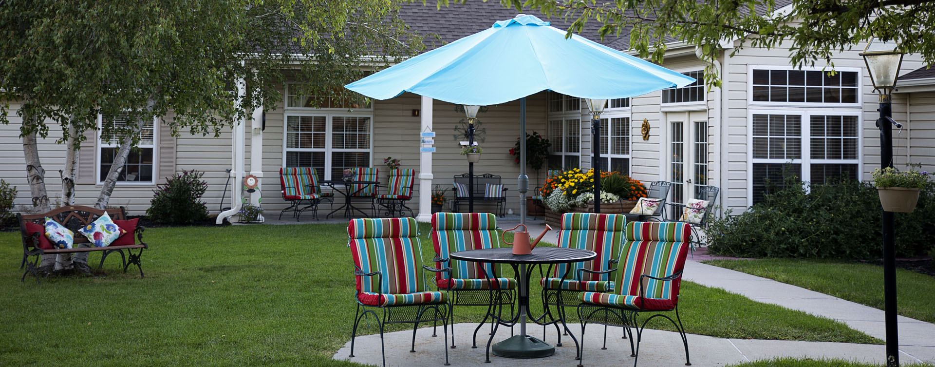 Feel like you’re on your own back porch in our courtyard at Bickford of Grand Island