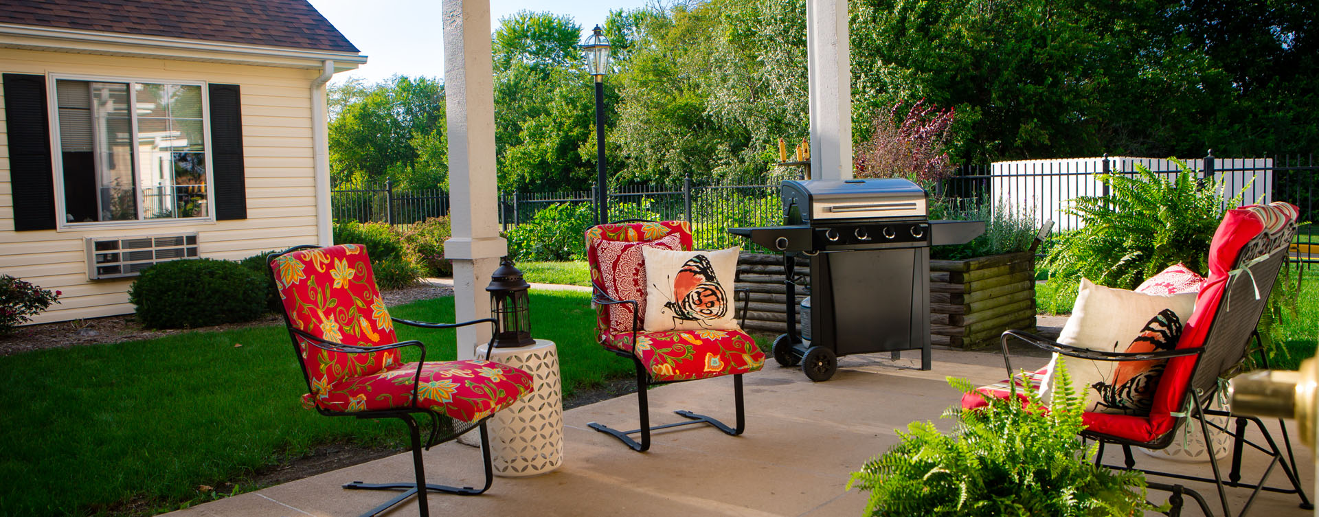 Feel like you’re on your own back porch in our courtyard at Bickford of Macomb
