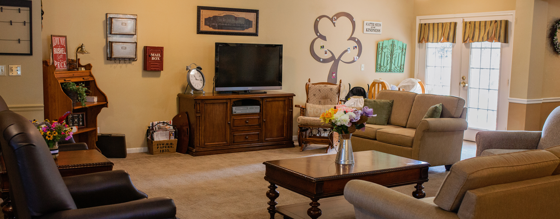 Residents can enjoy furniture covered in cozy fabrics in the Mary B’s living room at Bickford of Marion