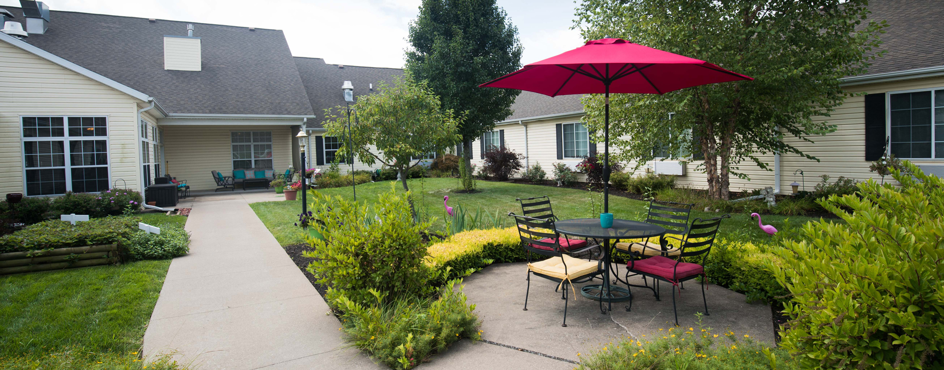 Feel like you’re on your own back porch in our courtyard at Bickford of Quincy
