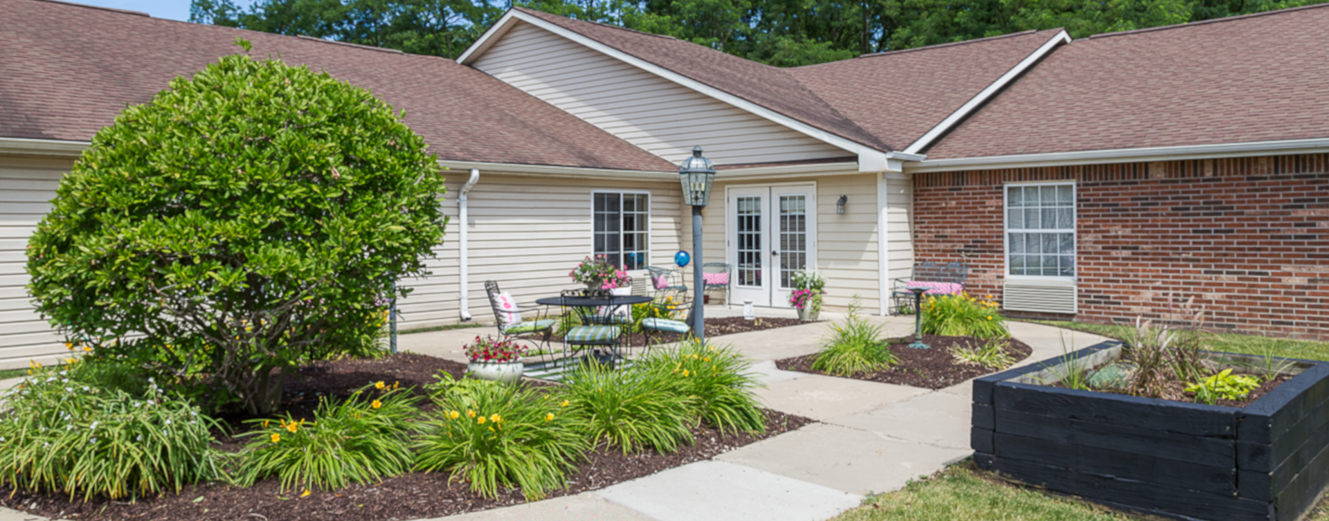 A single entrance courtyard gives residents with dementia the opportunity to be safe outside at Bickford of Urbandale