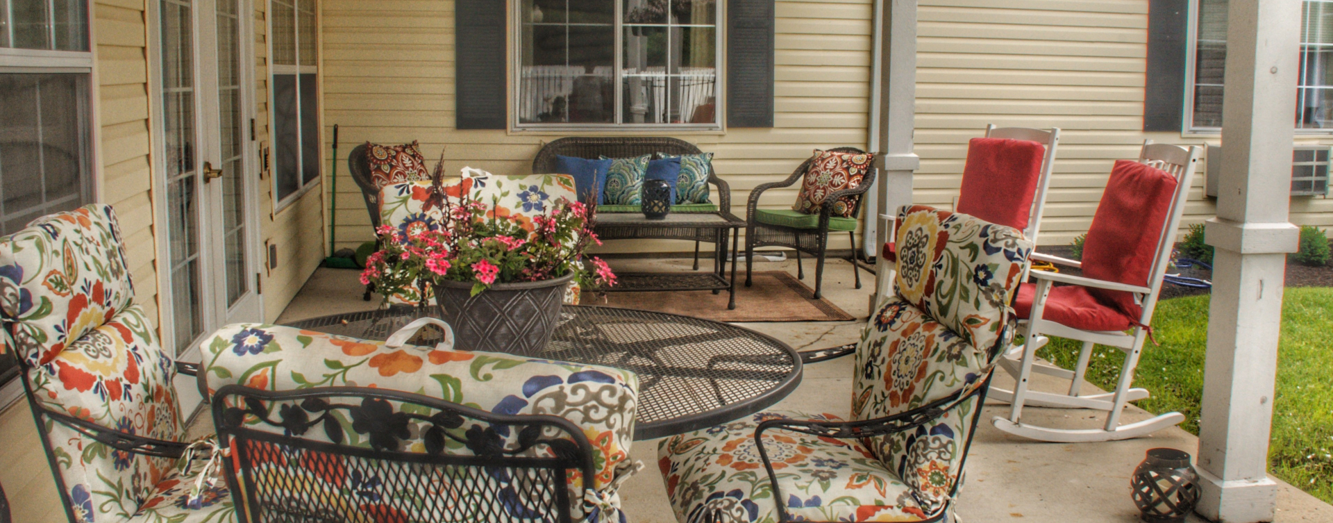 Feel like you’re on your own back porch in our courtyard at Bickford of Wabash